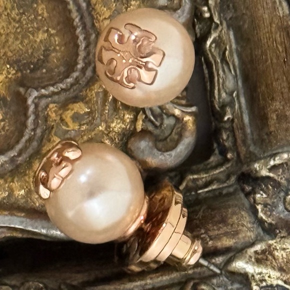 TORY BURCH • Rose Gold Evie Logo Pearl Earrings - Picture 7 of 7